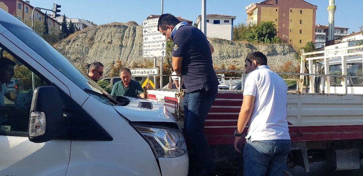 Sıkışan kamyoneti, zıpladılar, kaldırdılar sonunda sallayarak kurtardılar