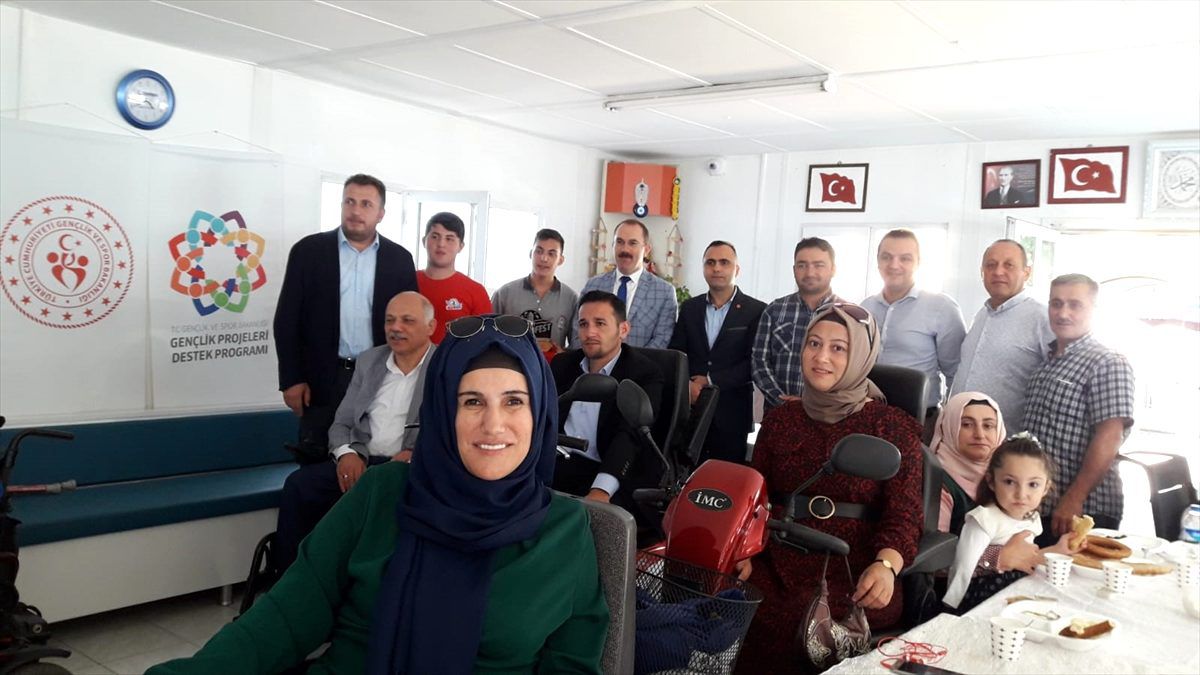 TEKNOFEST birincileri Engelliler Derneğini ziyaret etti