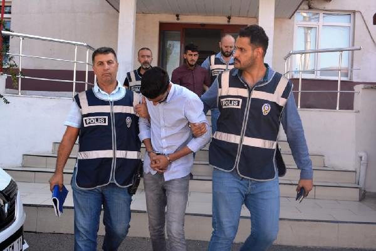 Telefonlu dolandırıcıları içi kağıt dolu çantayı alırken yakalandı
