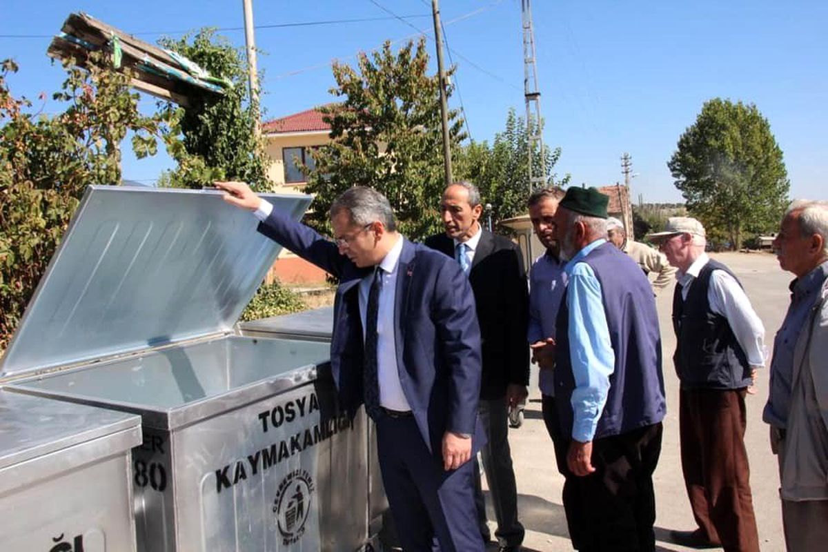 Tosya\'da Akbük köyüne 10 adet çöp konteynırı teslim edildi