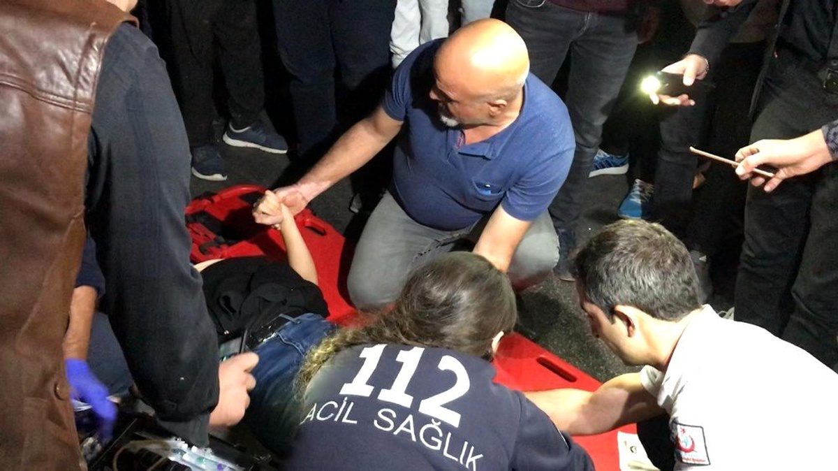 Üniversite öğrencilerine otomobil çarptı