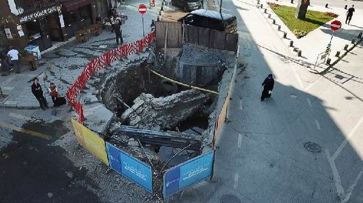 Üsküdar\'da asfaltın hemen altından tarihi kalıntılar çıktı