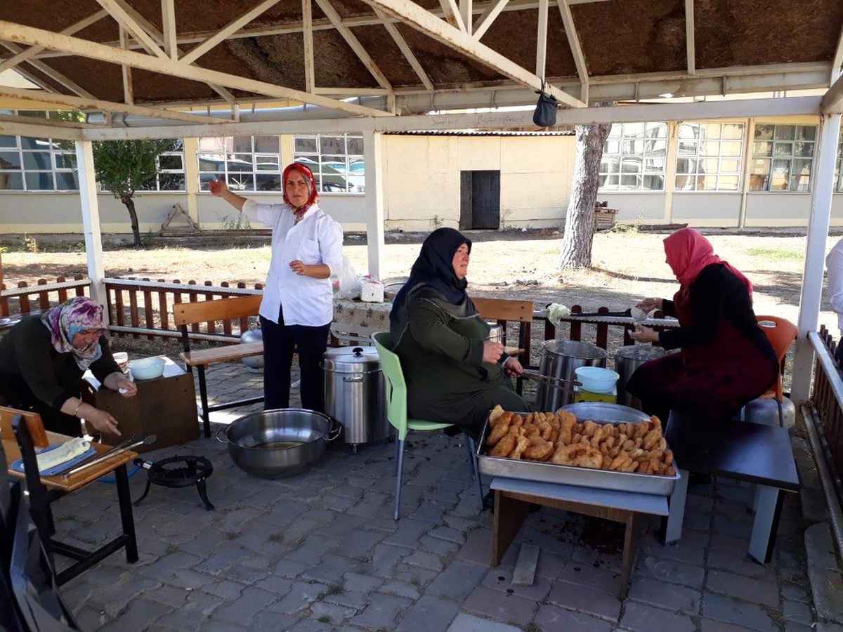 Vefat eden öğretmen için lokma hayrı