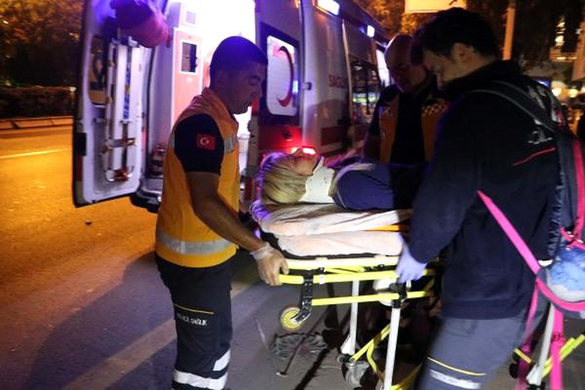Virajda savrulan otomobil, reklam panosuna çarptı: 2 yaralı