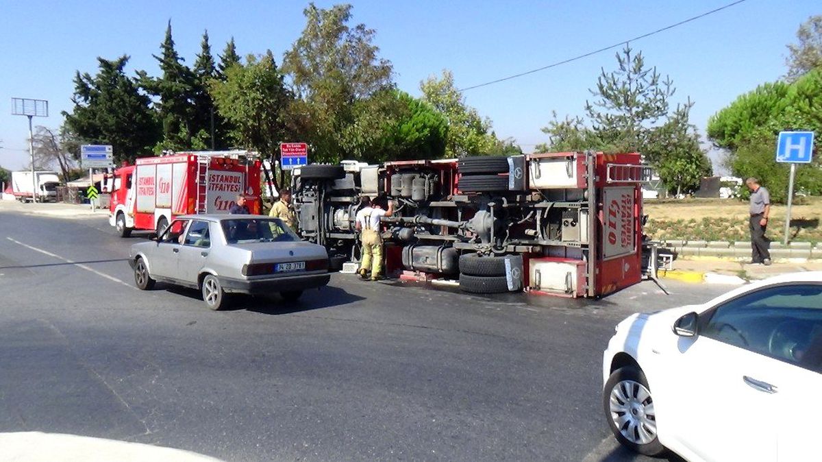 Yangına giden itfaiye aracı devrildi