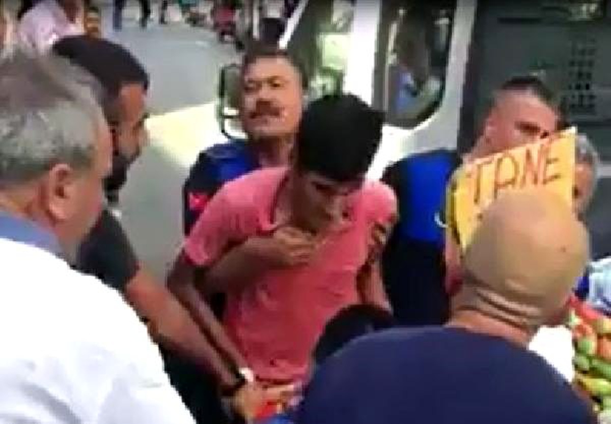 Zabıta seyyar satıcının incirlerini döktü, çevredekiler para verdi