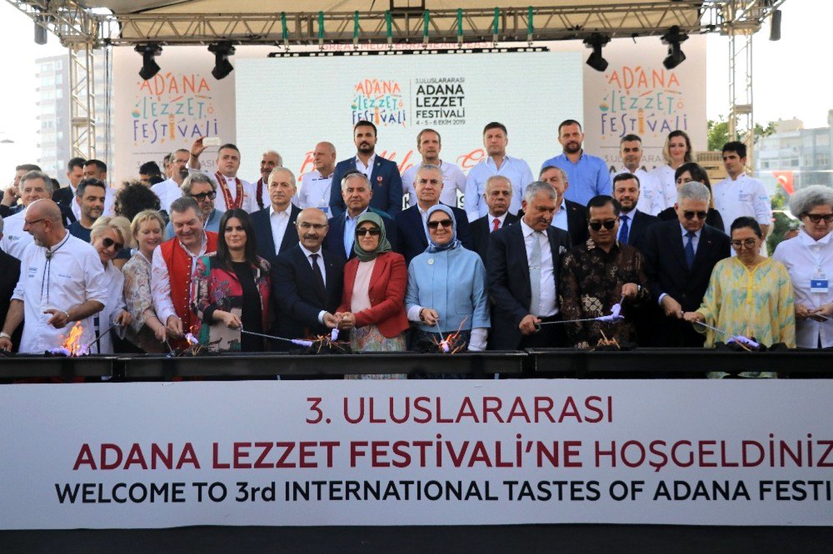 Adana Lezzet Festivali, mangal ateşinin yakılmasıyla başladı