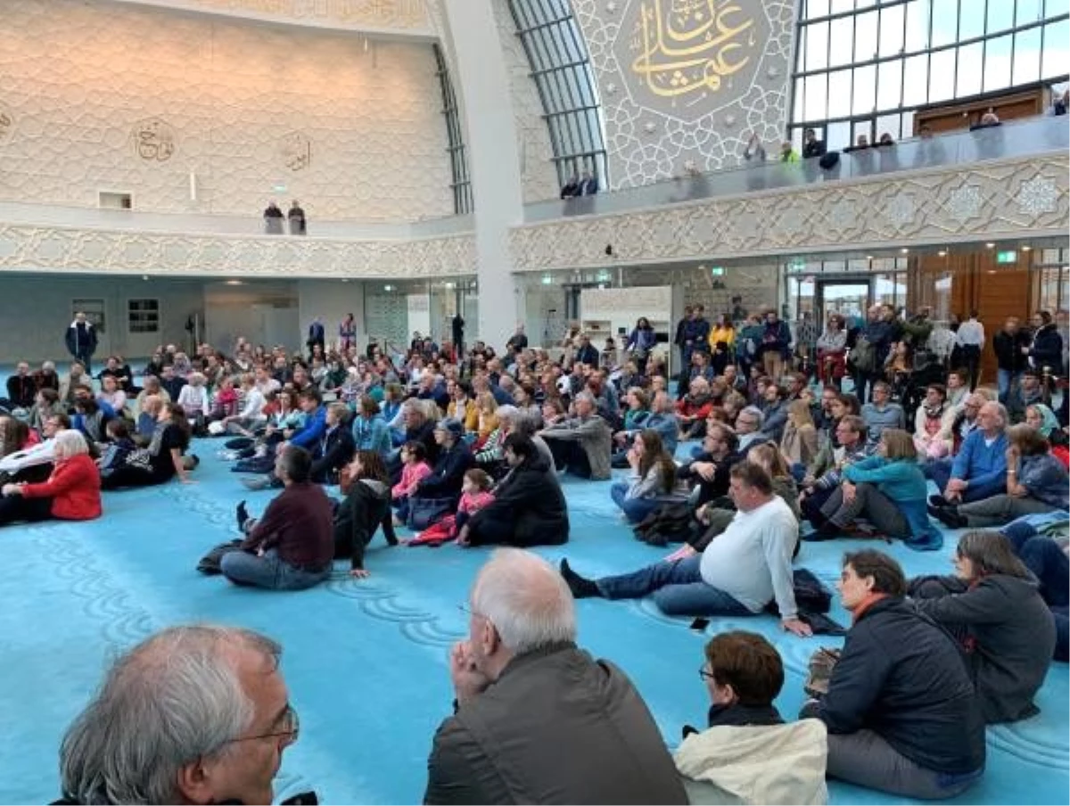 Almanya\'da farklı inançlardan insanlar camileri ziyaret etti
