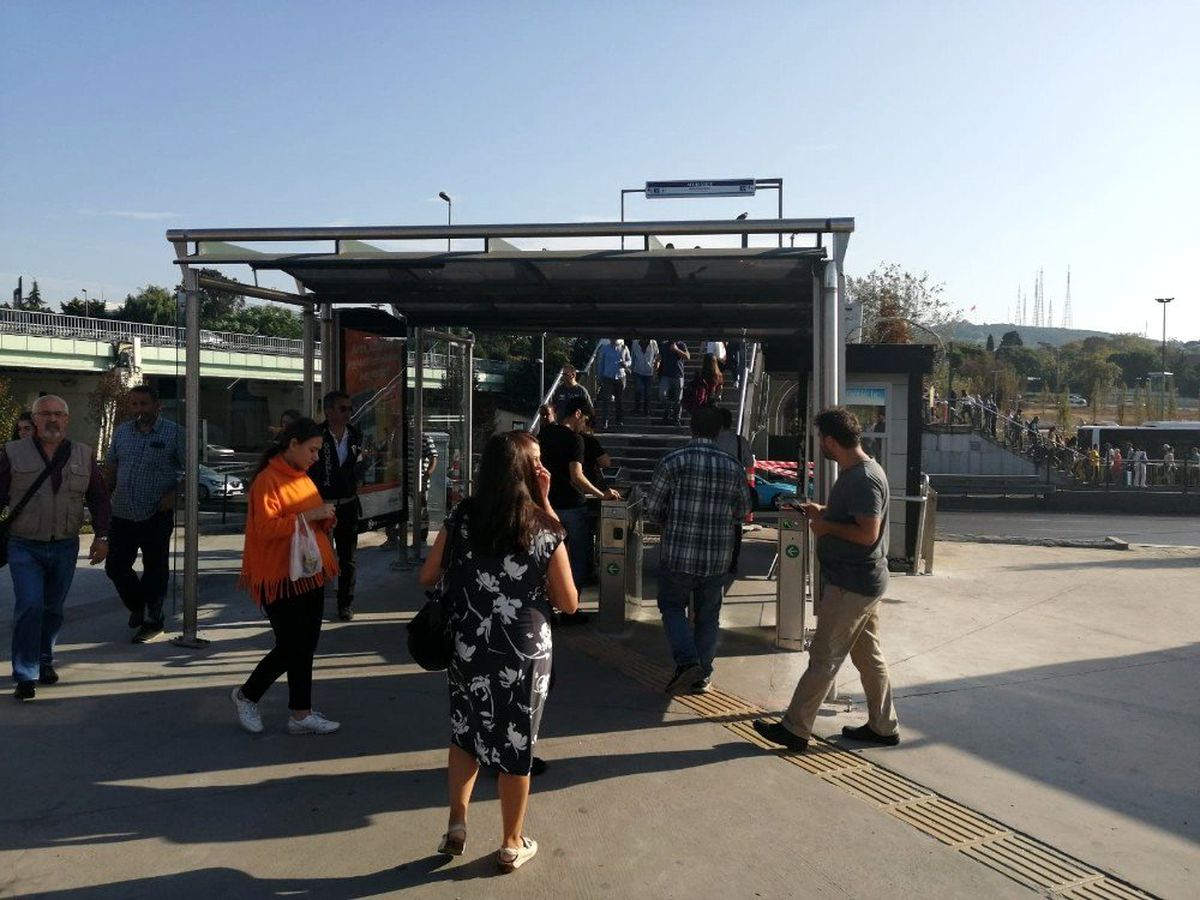 Altunizade metrobüs durağındaki üstgeçit paralı oldu, vatandaşlar şaşkına döndü