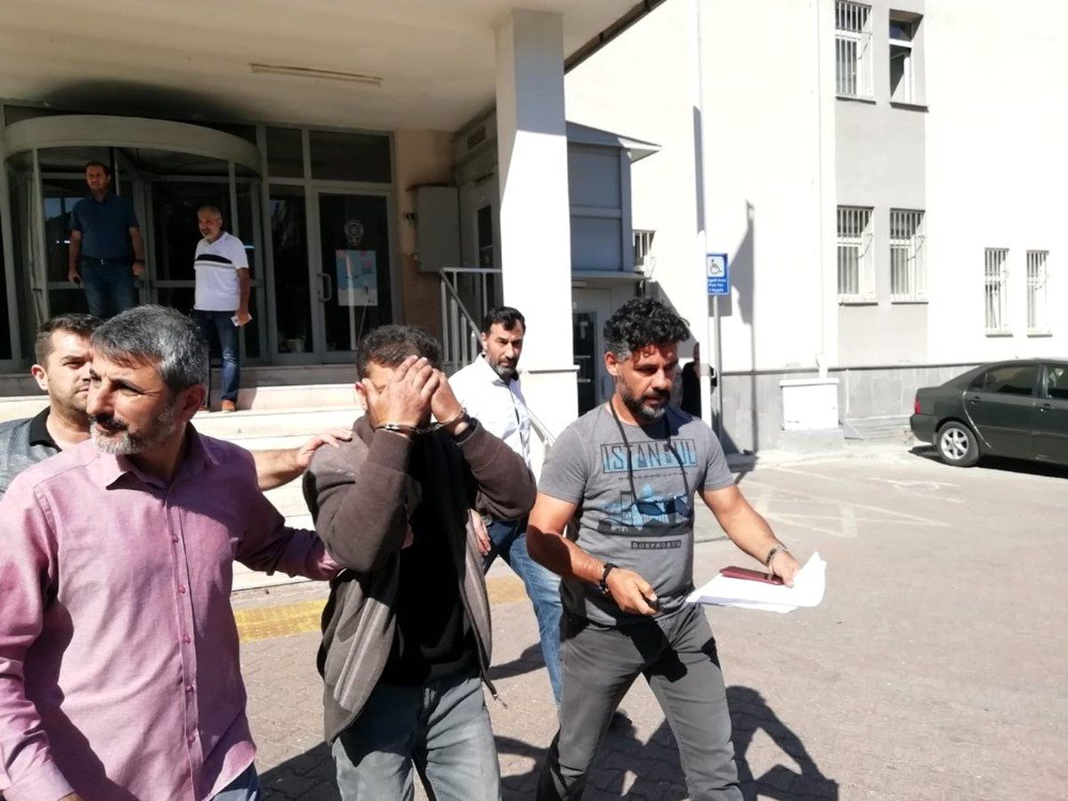 Aranan şahıs yakalanmamak için evine kadın kıyafetiyle girip çıkmış