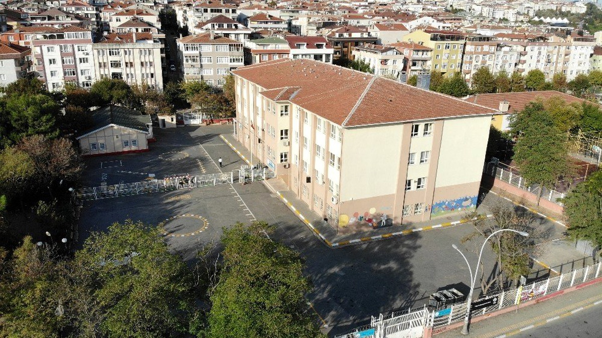Avcılar\'da deprem sonrası 2 okulda daha eğitime ara verildi