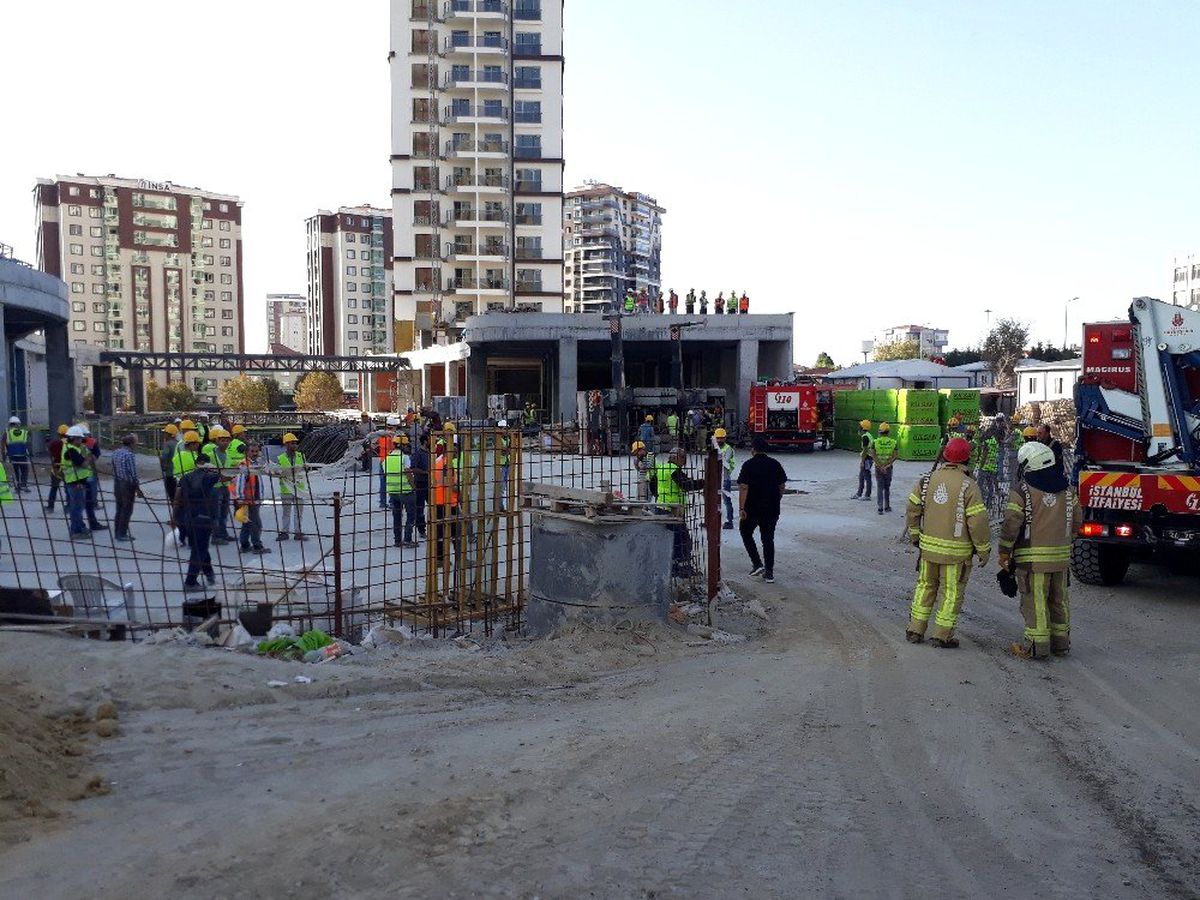 Bağcılar\'da inşaat alanında vinç devrildi: 1 yaralı