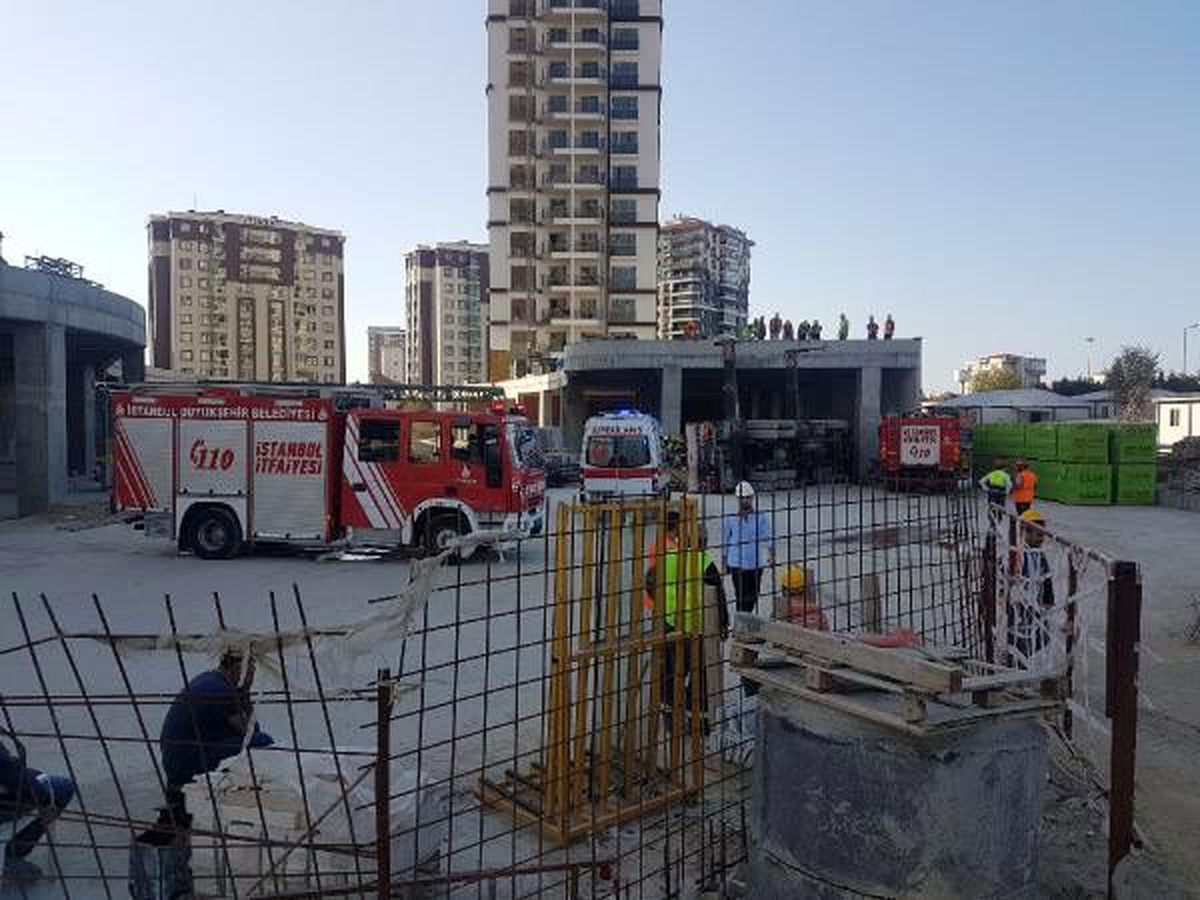 Bağcılar\'da vinç kamyonu devrildi; itfaiye yaralı kişiyi kurtarmaya çalışıyor (1)