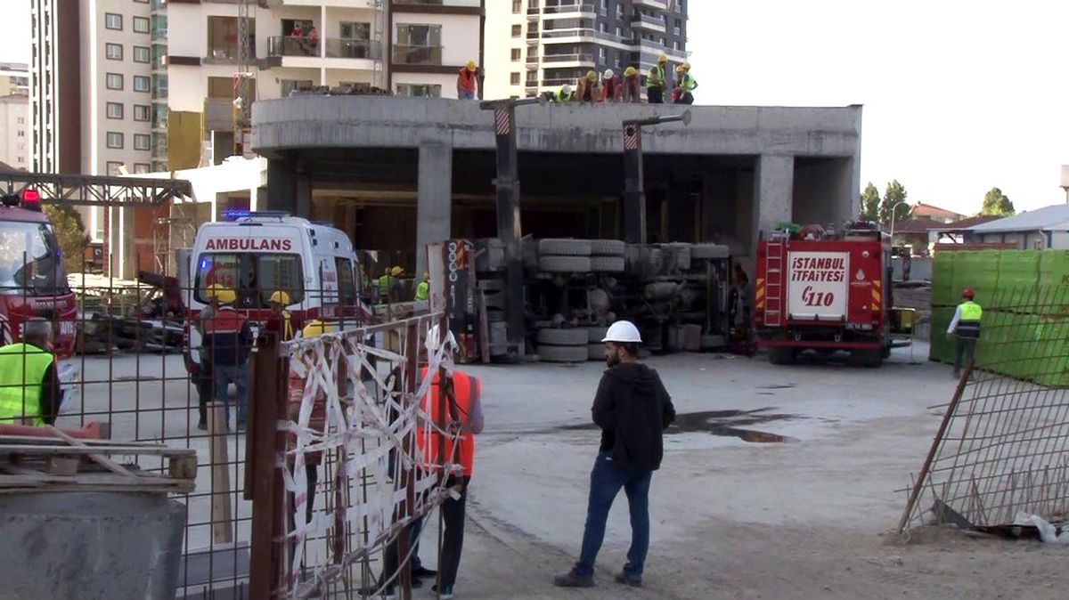 Bağcılar Göztepe Mahallesinde bir inşaatta çalışan vinç devrildi.