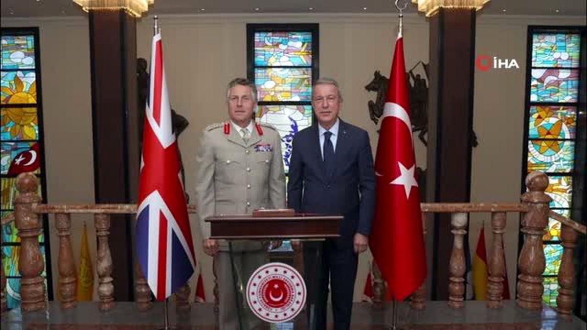 Bakan Akar, İngiltere Genelkurmay Başkanı ile bir araya geldi