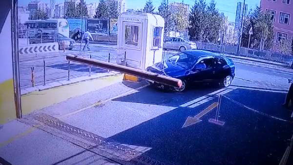 Başakşehir\'de avm girişinde ilginç kaza kamerada
