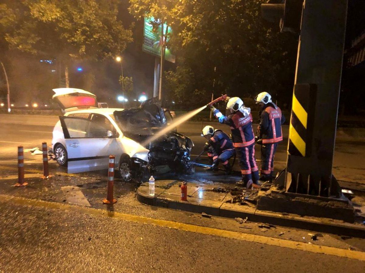 Başkent\'te yön levhasına çarpan otomobil alev aldı