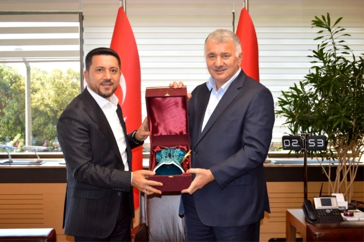 Belediye Başkanı Arı, THY Genel Müdürü Bilal Ekşi\'yi ziyaret etti