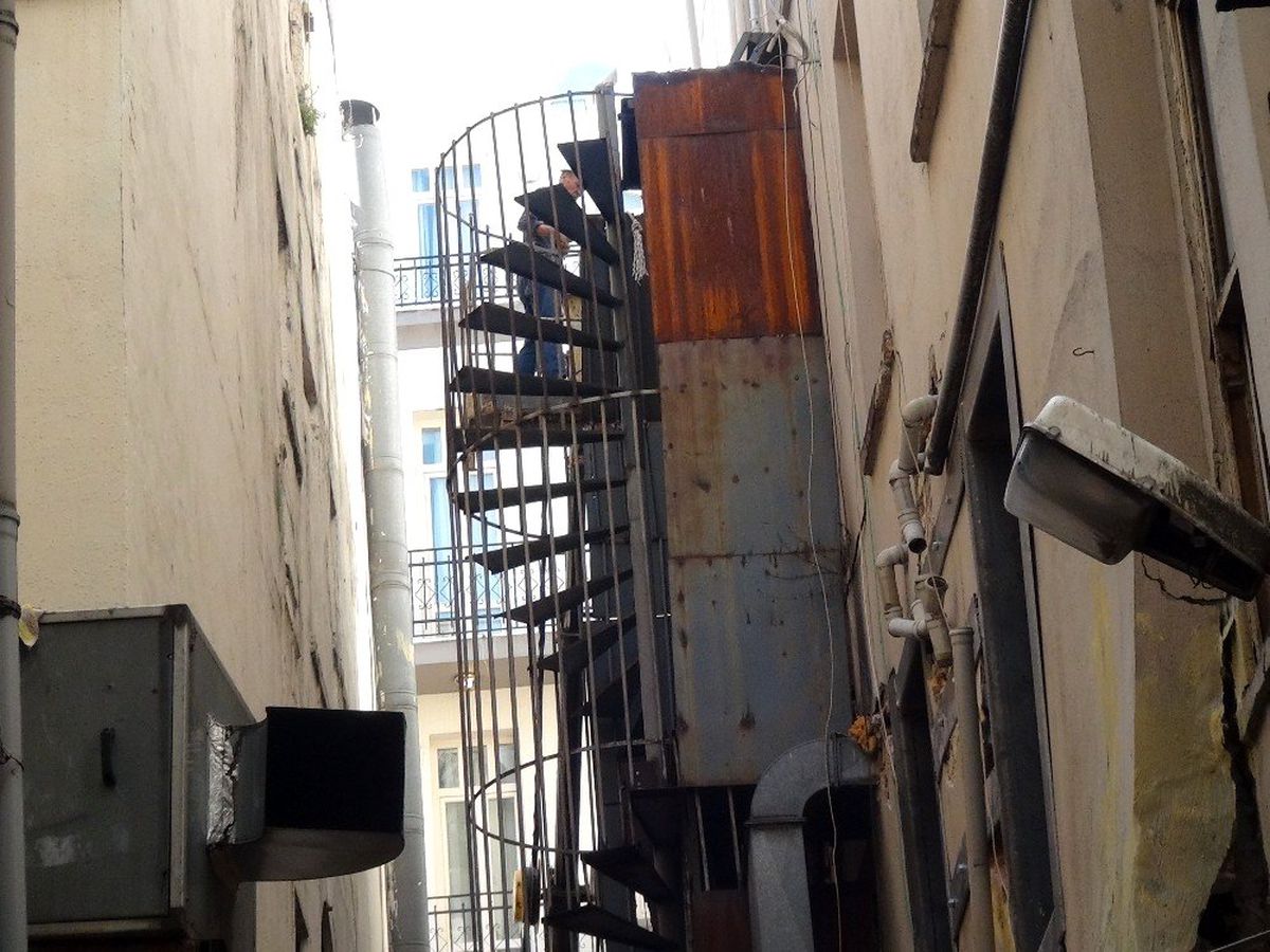 Beyoğlu\'nda hasarlı binaya yıkım kararı çıktı