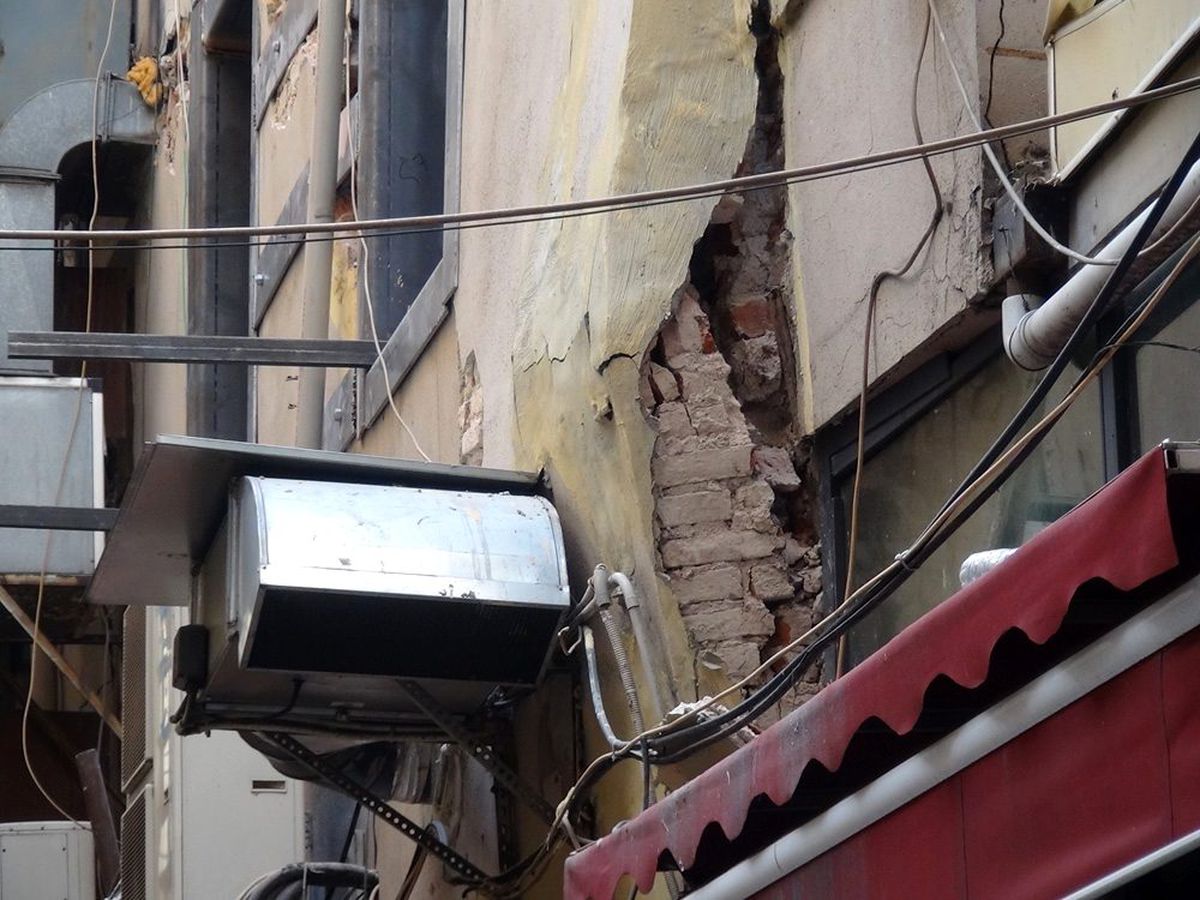 Beyoğlu\'nda hasarlı binaya yıkım kararı çıktı