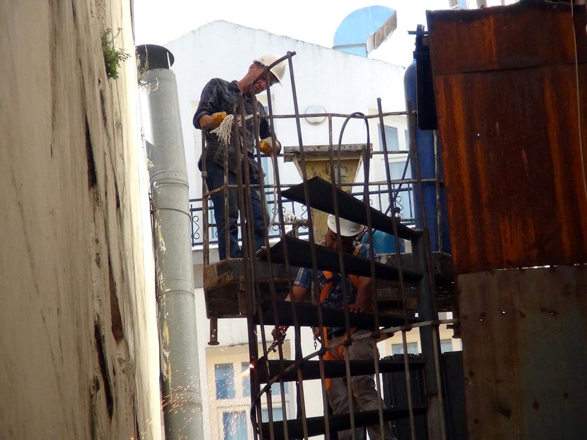 Beyoğu\'nda çökme riskiyle boşaltılan binanın yangın merdiveni söküldü