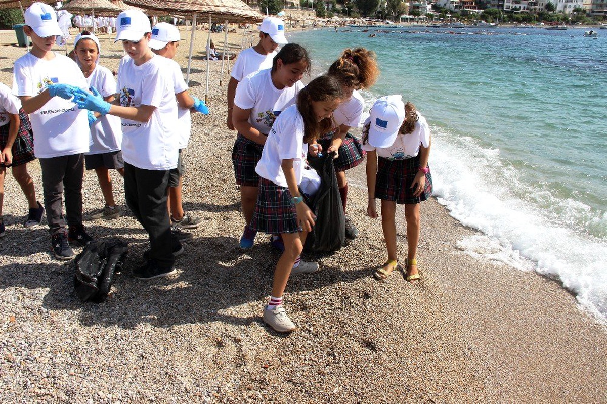 Bodrum\'a plaj temizliği için gelen AB delegasyonu tertemiz plajlarda temizlik değil gövde gösterisi...