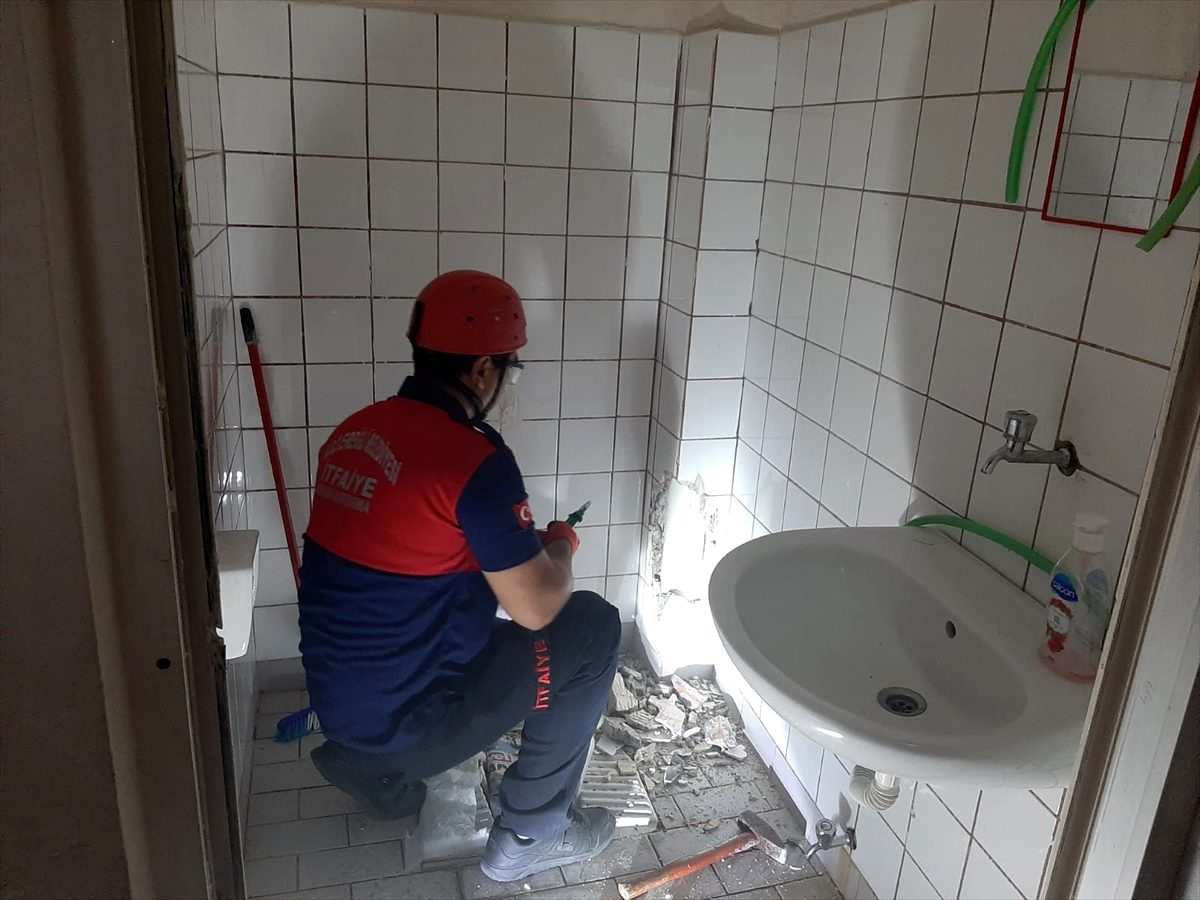 Boruya sıkışan kedi yavrusunu itfaiye kurtardı