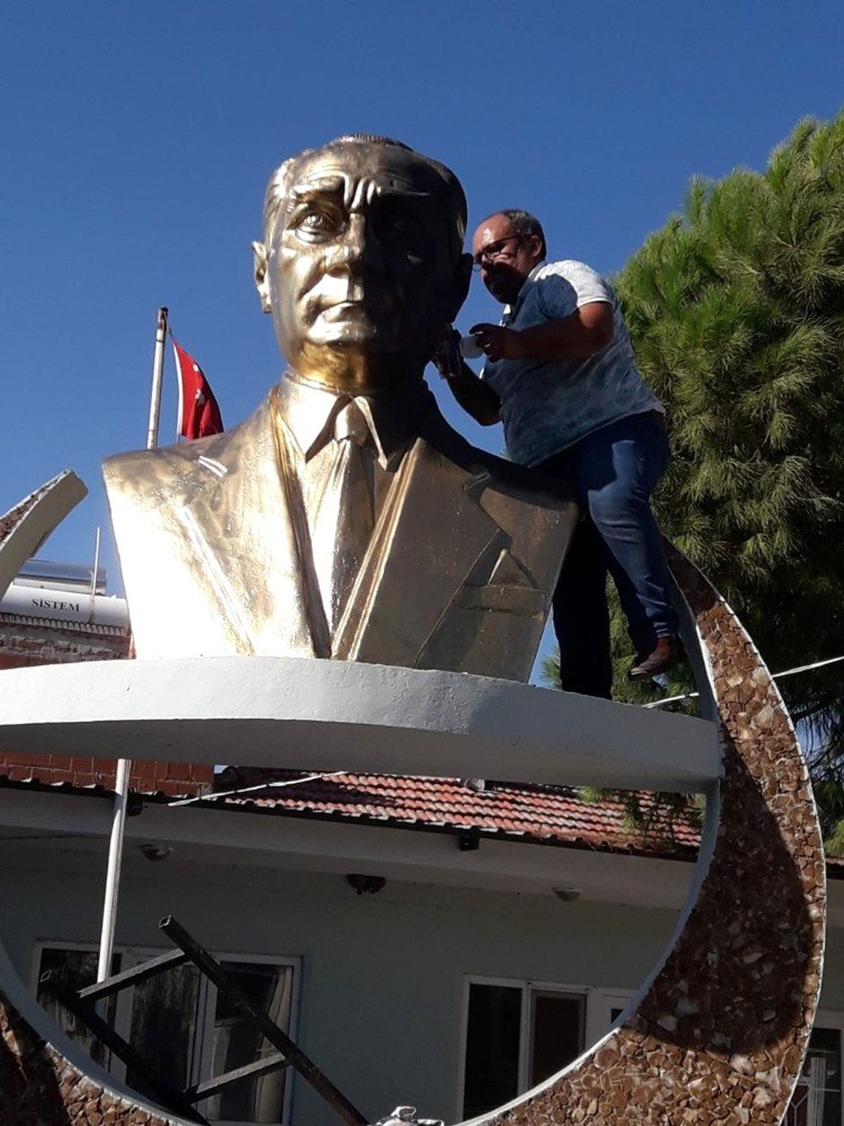 Burhaniye\'de büstlere bakım