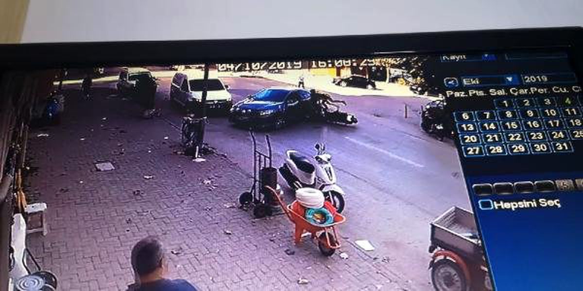 Bursa\'da, elektrikli bisiklet ile otomobilin çarpıştığı o anlar kamerada