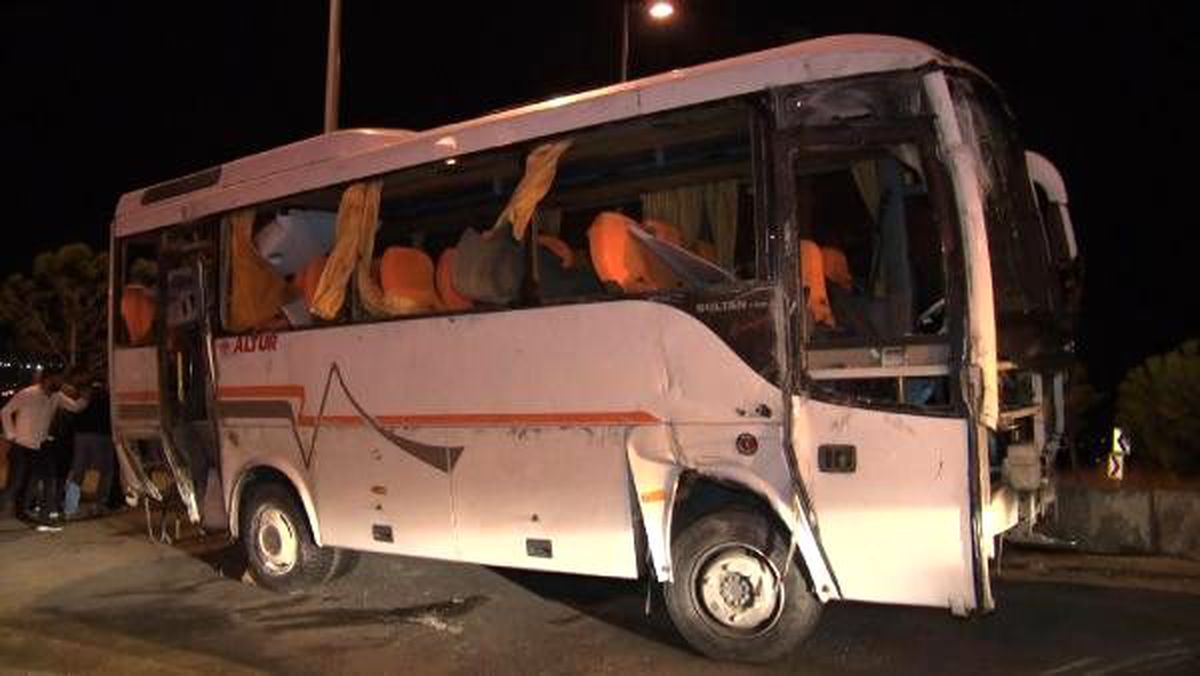 Büyükçekmece\'de havalimanı servis aracı devrildi; 5 yaralı