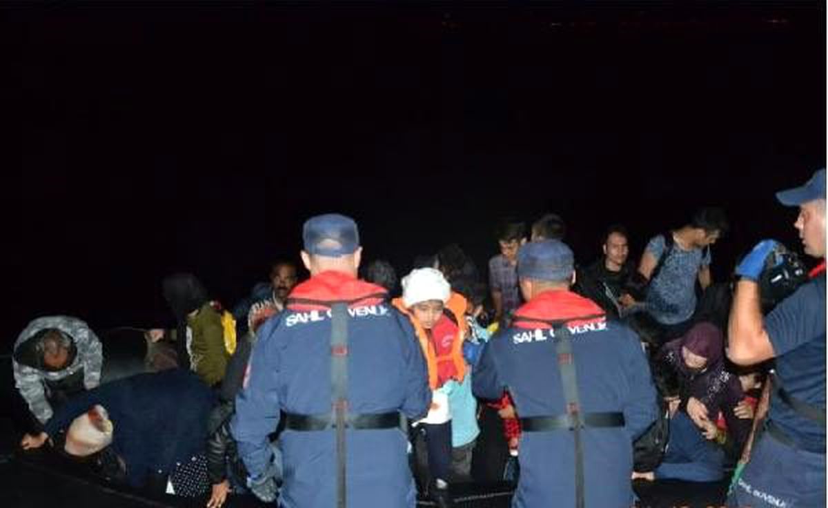 Çeşme açıklarında 111 kaçak göçmen ile 5 organizatör yakalandı