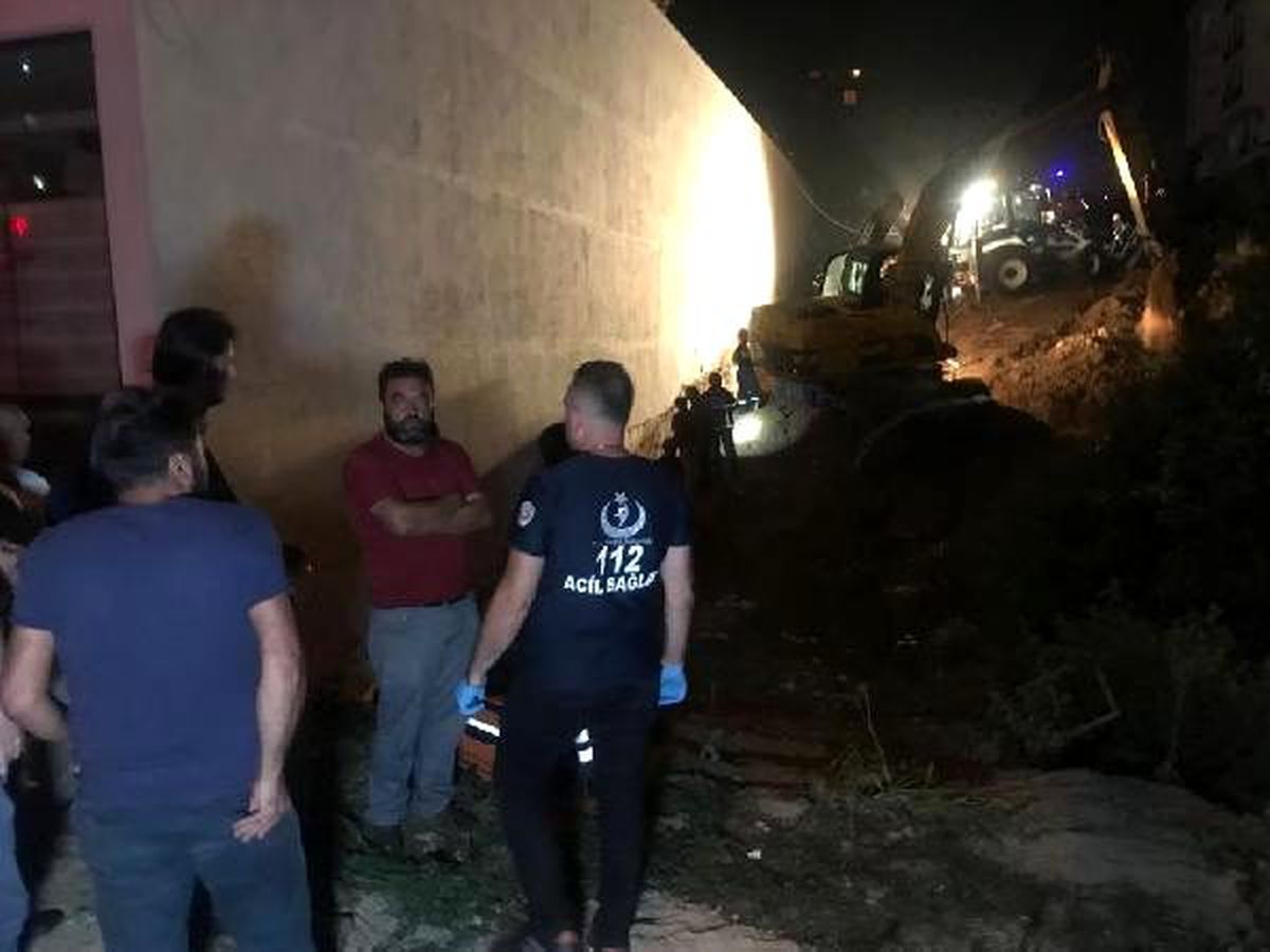 Çöken istinat duvarının altında kaldı