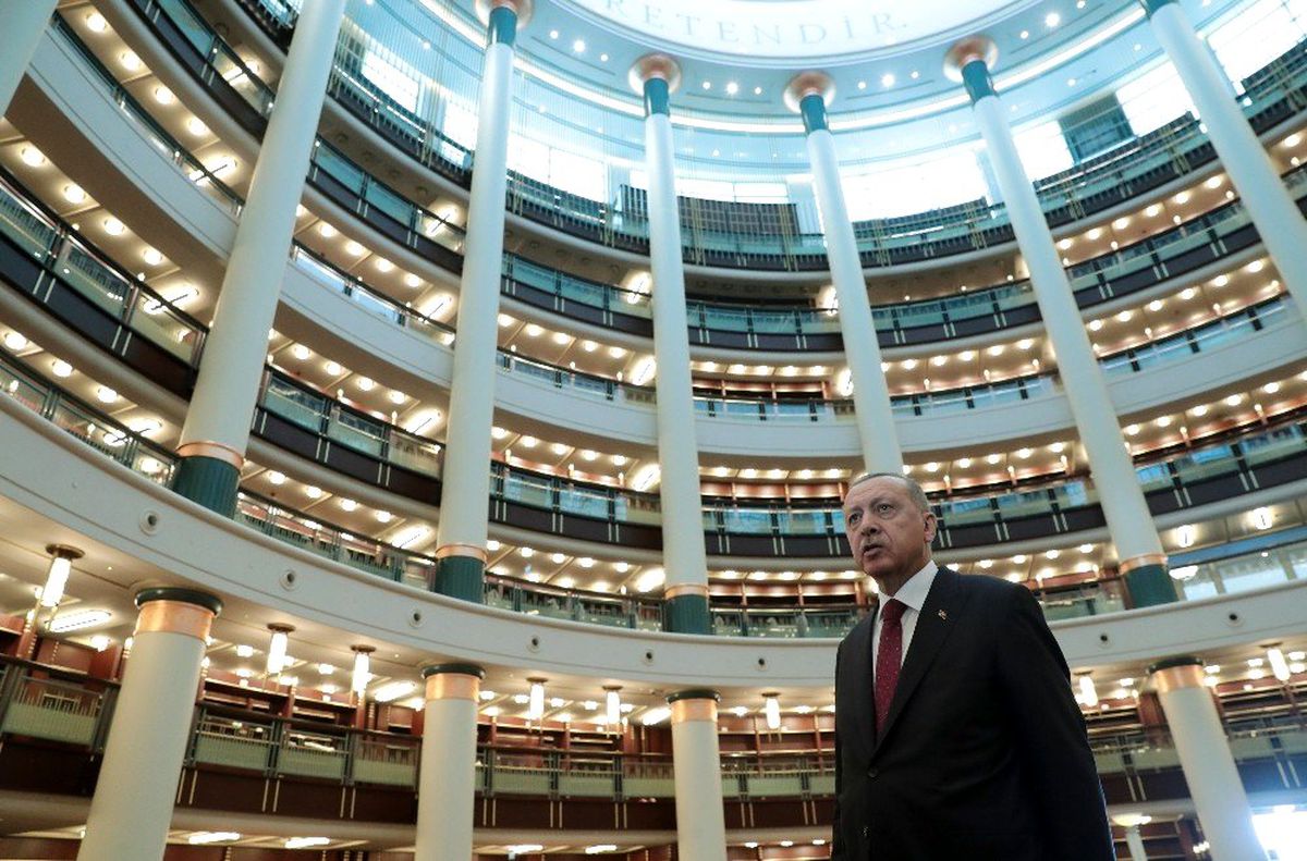 Cumhurbaşkanı Erdoğan Külliye Kütüphanesinde incelemelerde bulundu