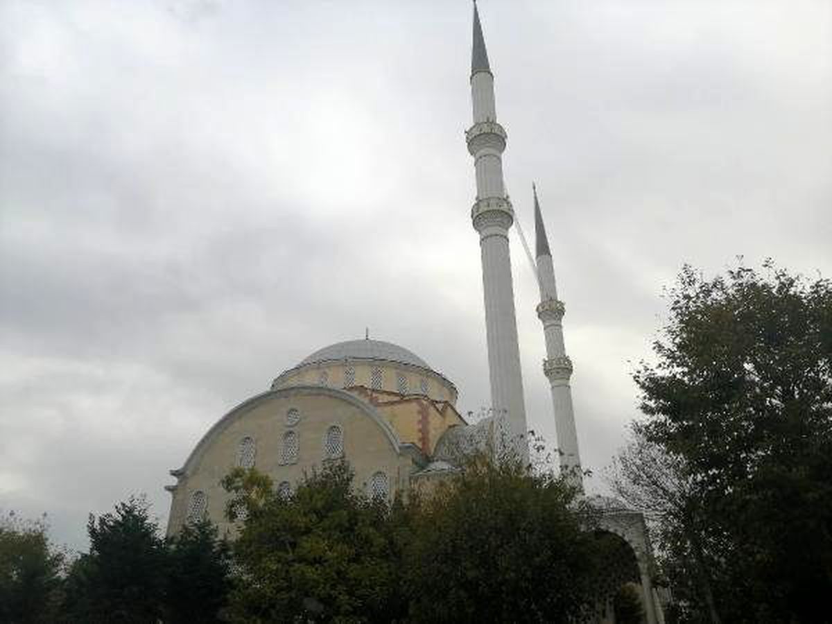 Depremde hasar gören bakırköy\'deki yenimahalle camii ibadete kapatıldı