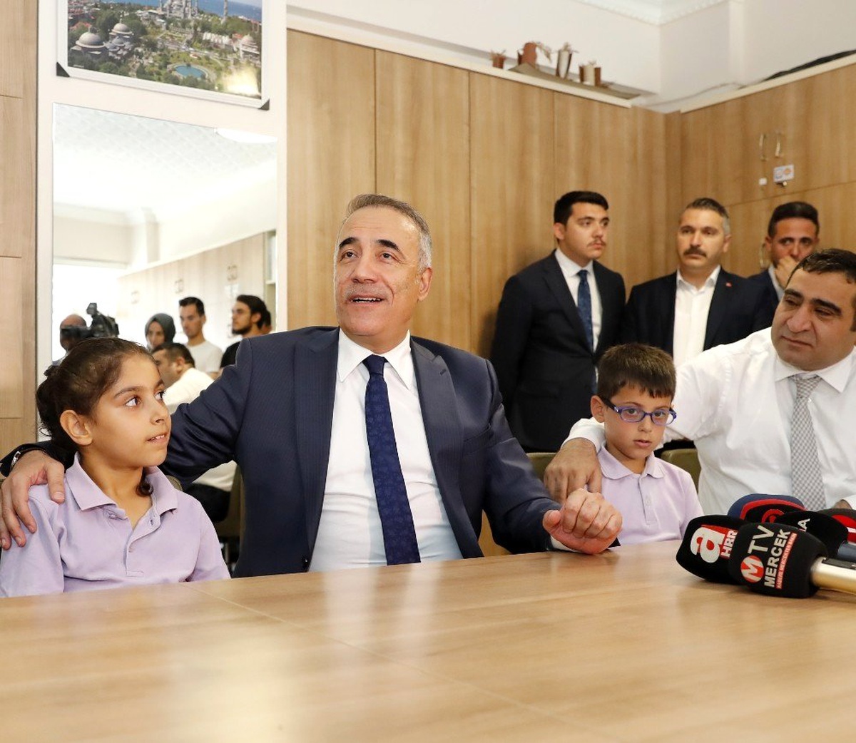 Depremin minik kahramanlarına okullarında ziyaret