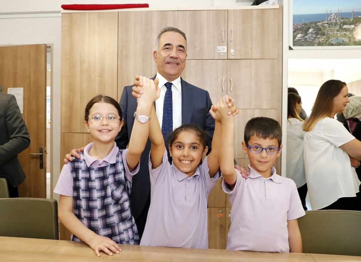 Depremin minik kahramanlarına okullarında ziyaret