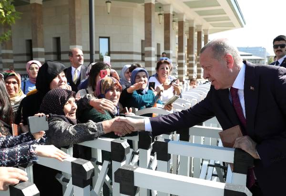 Erdoğan, cuma namazı çıkışında vatandaşlara kitap dağıttı