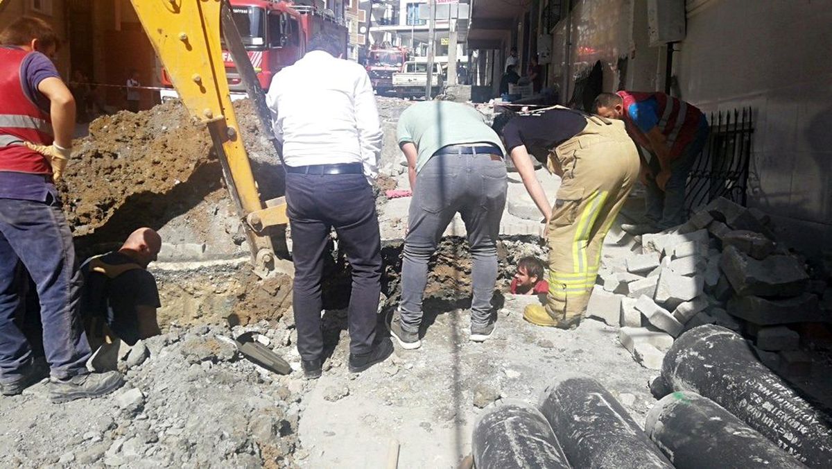 Esenyurt\'ta toprak altında kalan işçi kurtarıldı