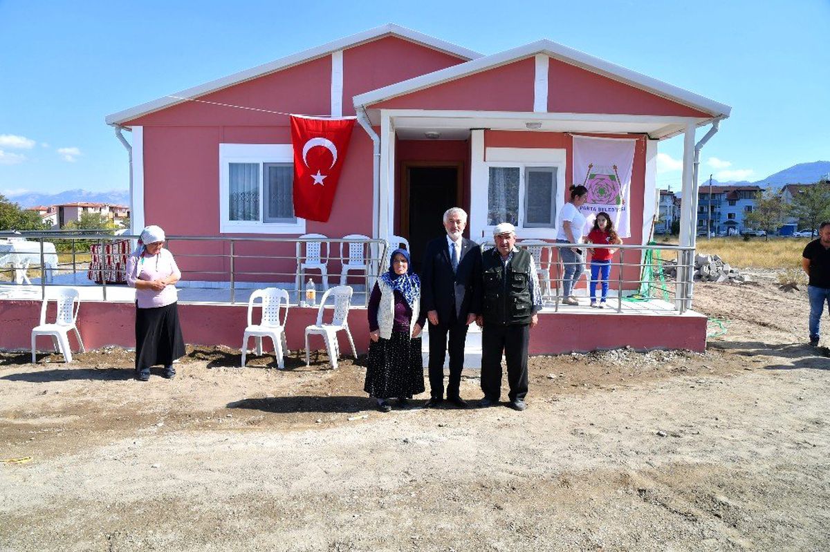 Eski parselde evi kanal ve yol ortasında kalan vatandaş, belediyenin yaptığı eve taşındı