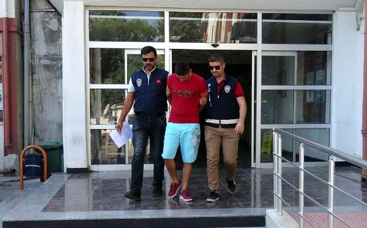 Ev hapsinde kapkaç yaptı