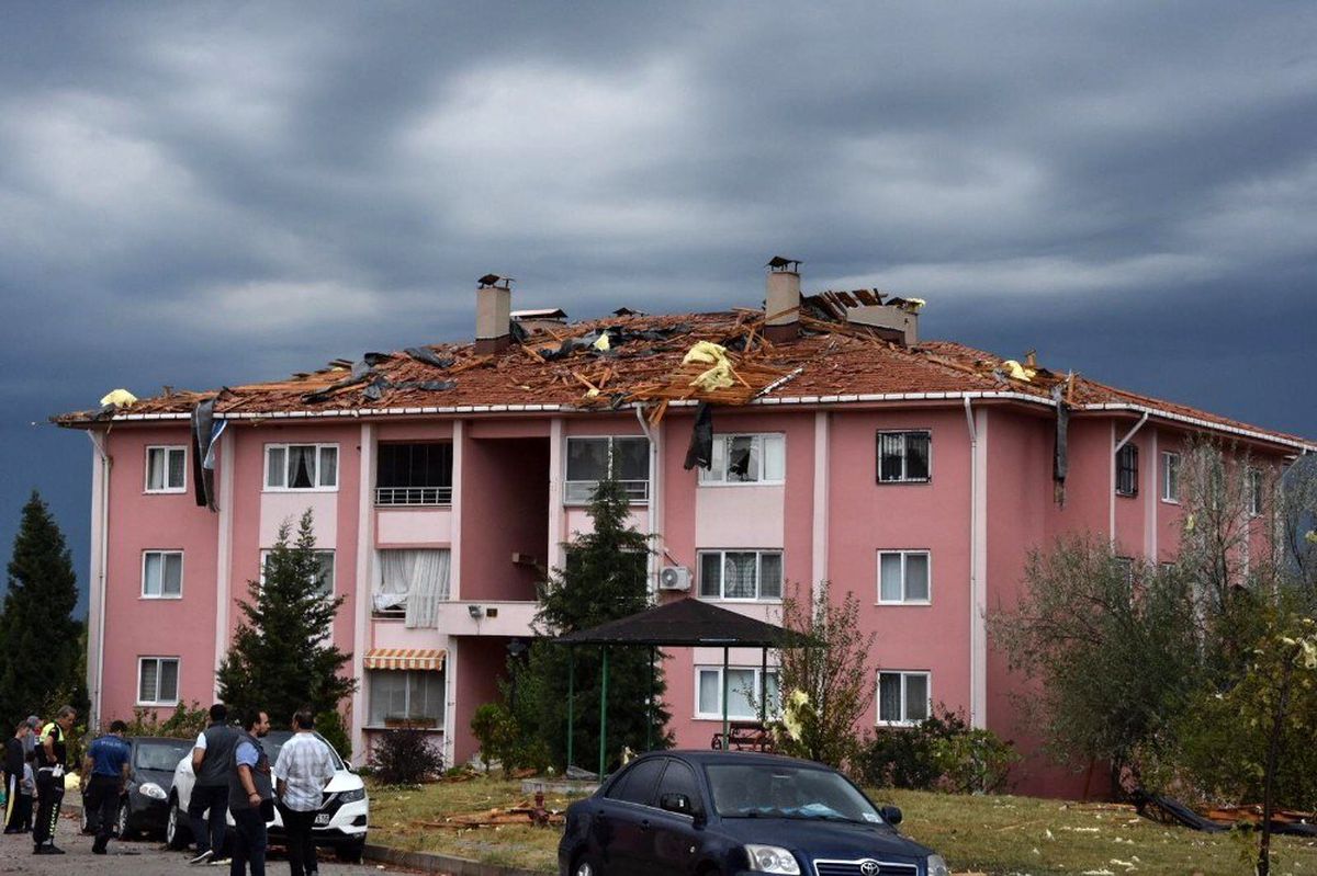 Fırtına apartman çatısını uçurdu