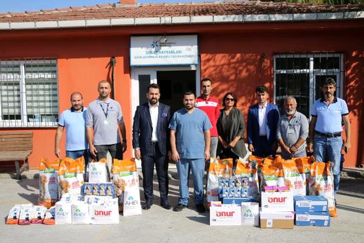 Hayvanları koruma günü\'nde mama bağışı yapıldı