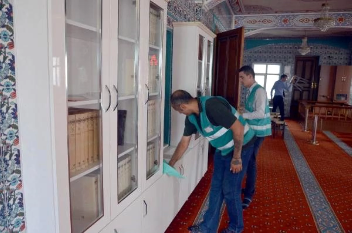 Hükümlüler, 8 ilçedeki camileri temizledi