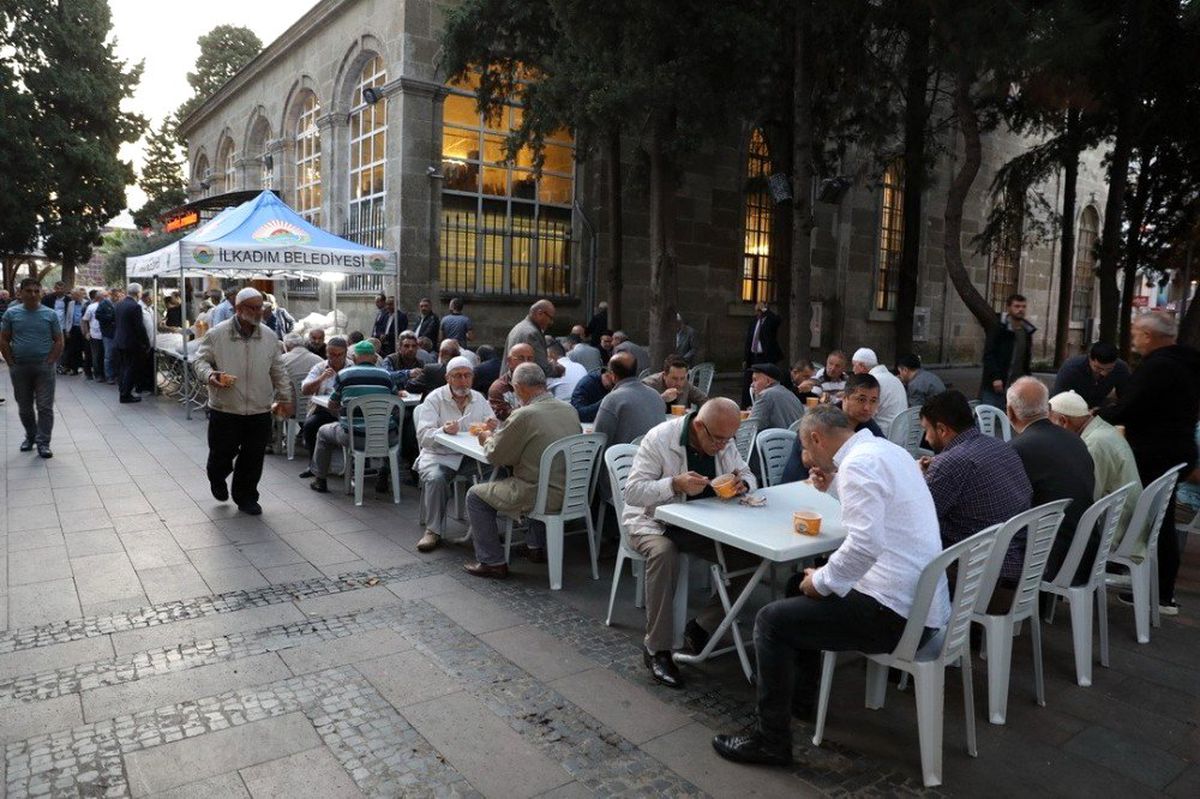 İlkadım\'dan cami cemaatine çorba ikramı