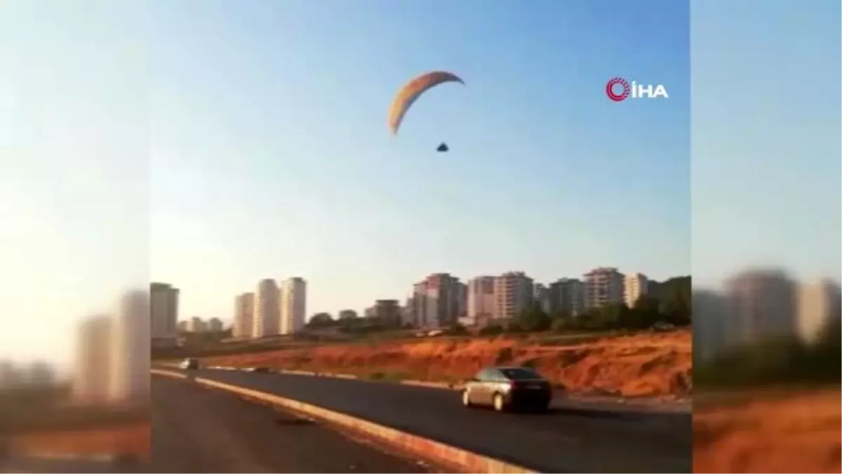 İniş yerini hesaplayamayan Paraşütçü karayoluna böyle indi
