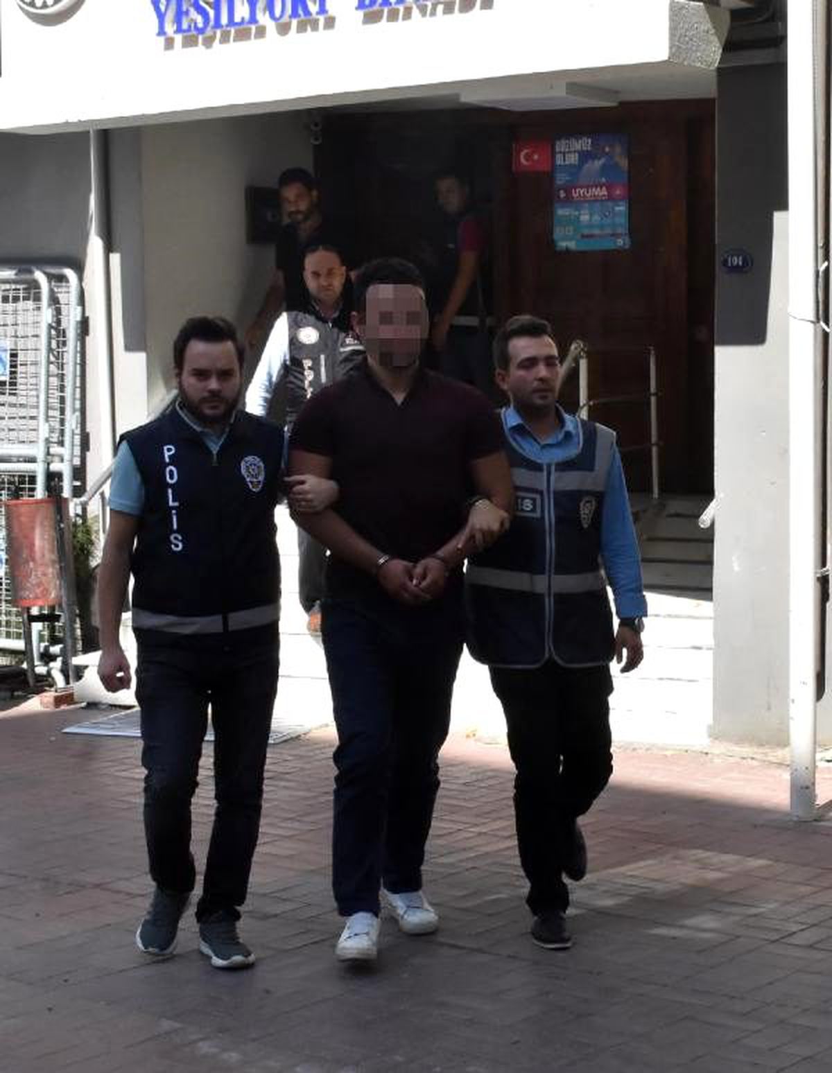 İş insanlarını 10 milyon tl dolandırdığı iddia edilen 9 kişiden 3\'ü tutuklandı