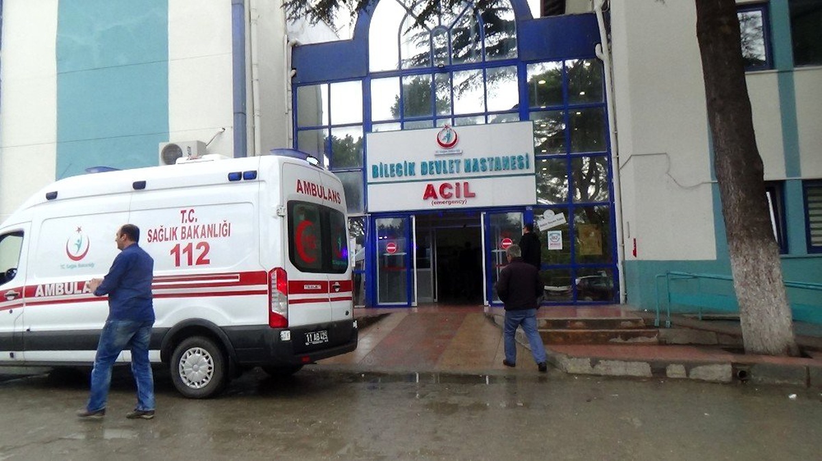 İş makinesi ile otomobil çarpıştı, 1\'i bebek 3 kişi yaralandı