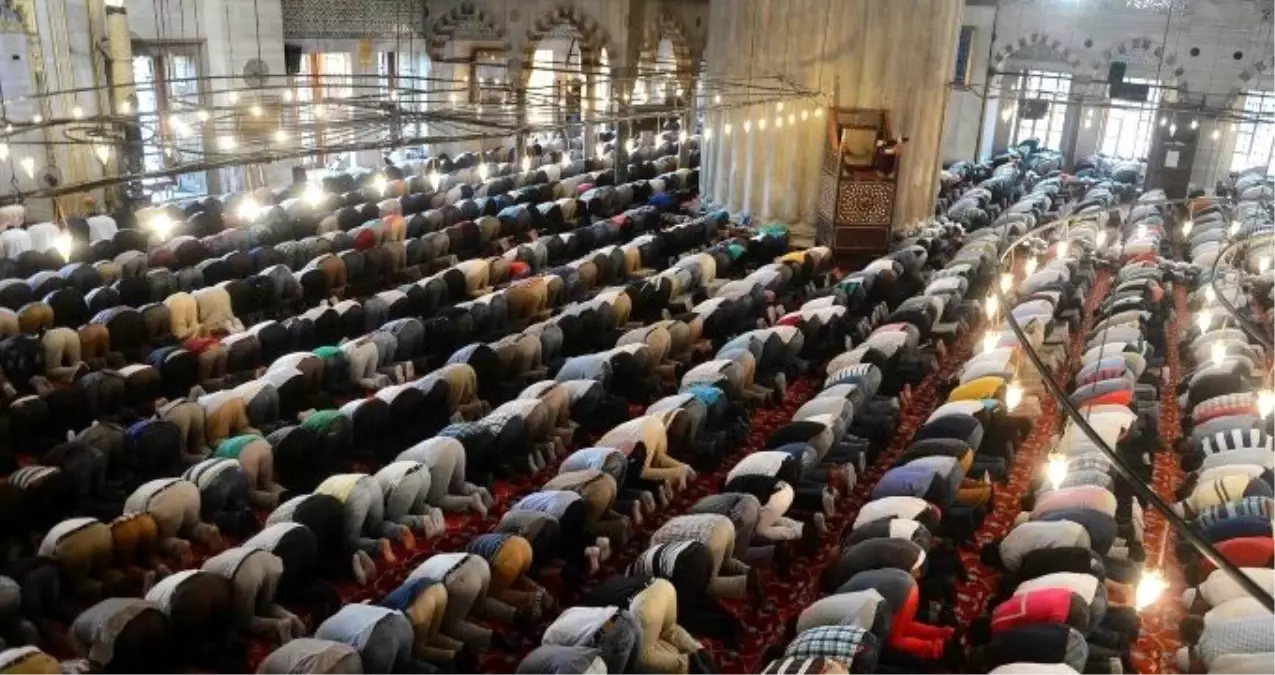 İstanbul\'da cuma namazı kaçta? 4 Ekim İstanbul cuma namazı saati - ezan vakti