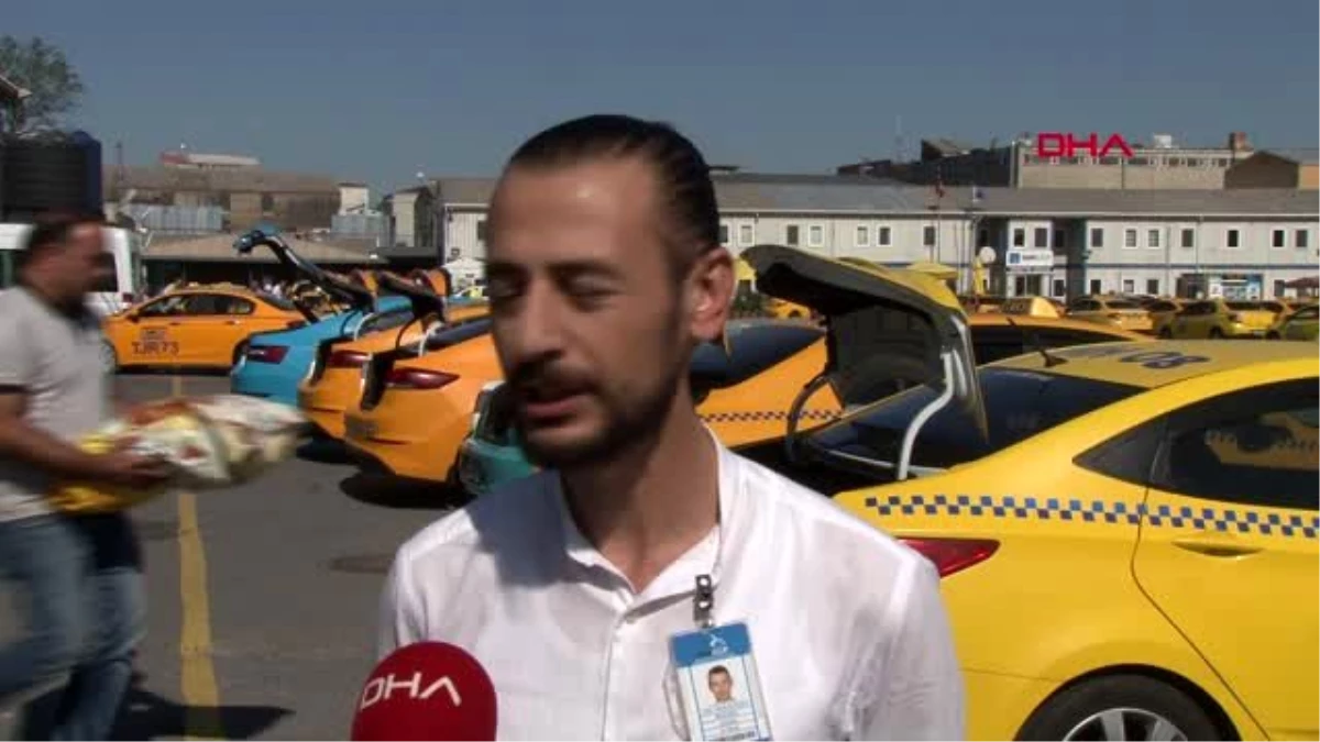 İstanbul-sabiha gökçen havalimanı\'nda görevli taksiciler sokak hayvanlarını elleriyle besledi