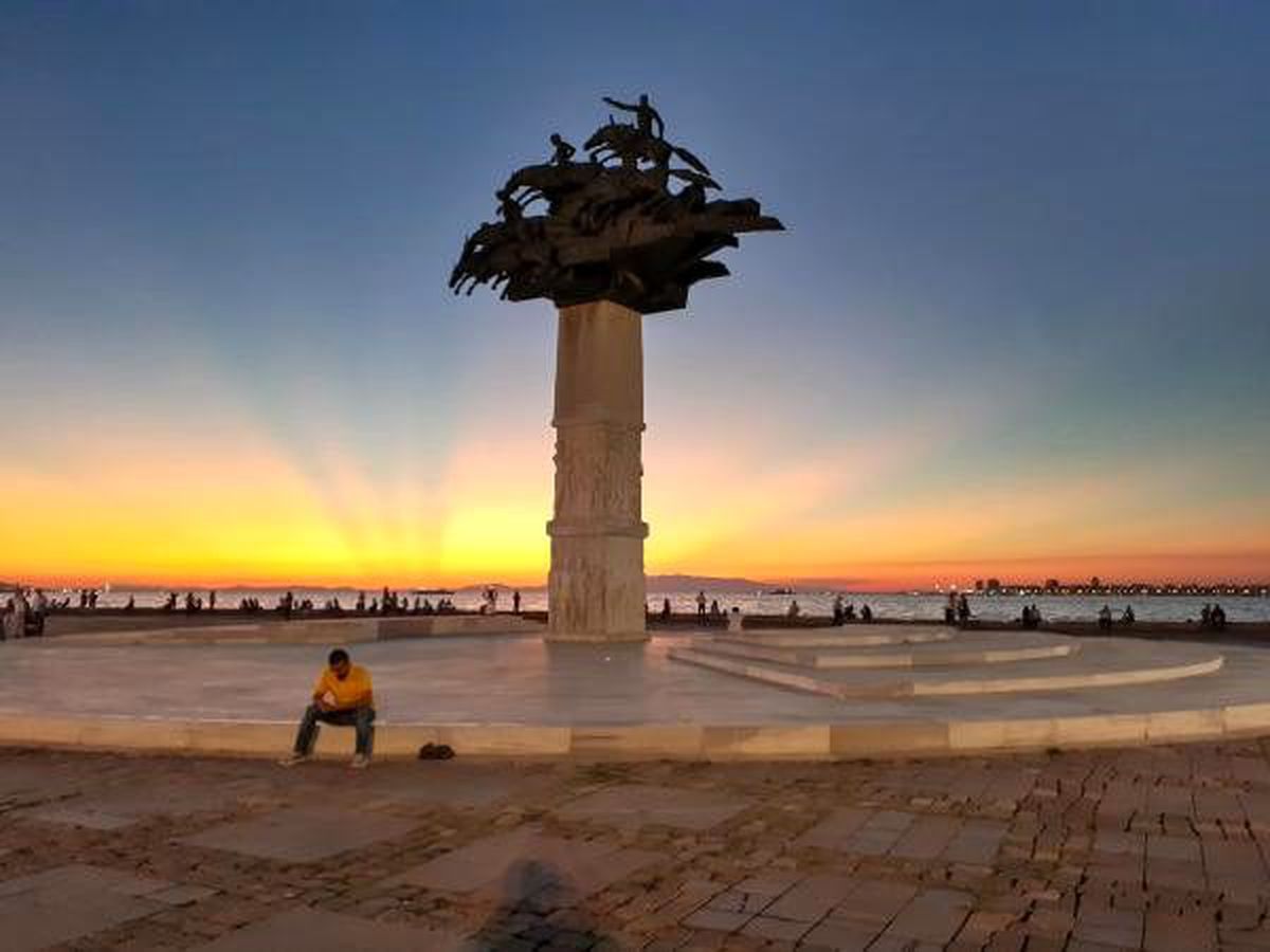 İzmir\'de günbatımı güzelliği